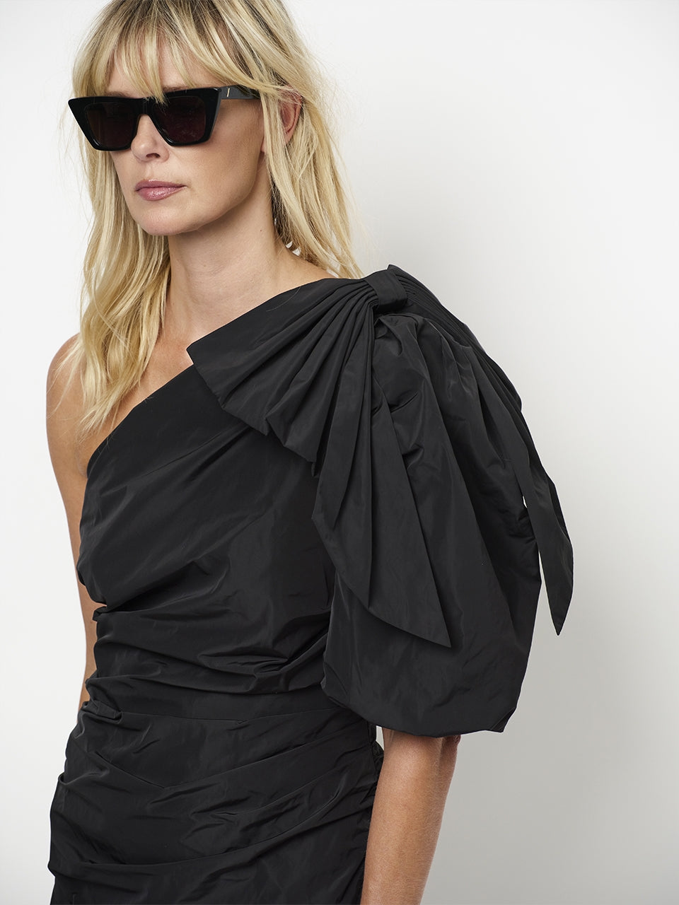 One Shoulder Minikleid mit abnehmbarer Schleife D6-Tami Black