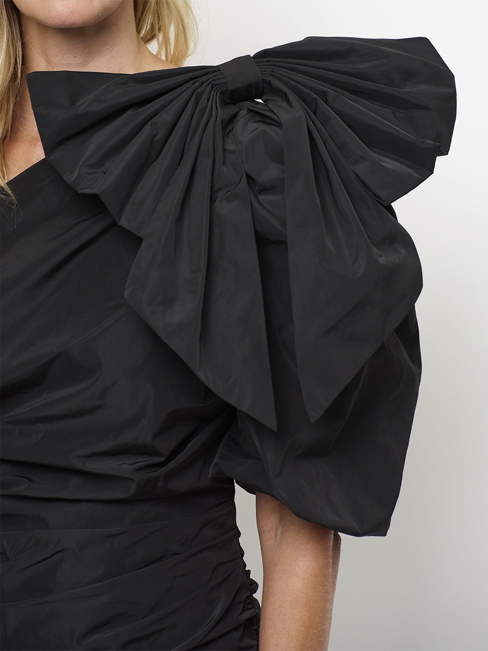 One Shoulder Minikleid mit abnehmbarer Schleife D6-Tami Black