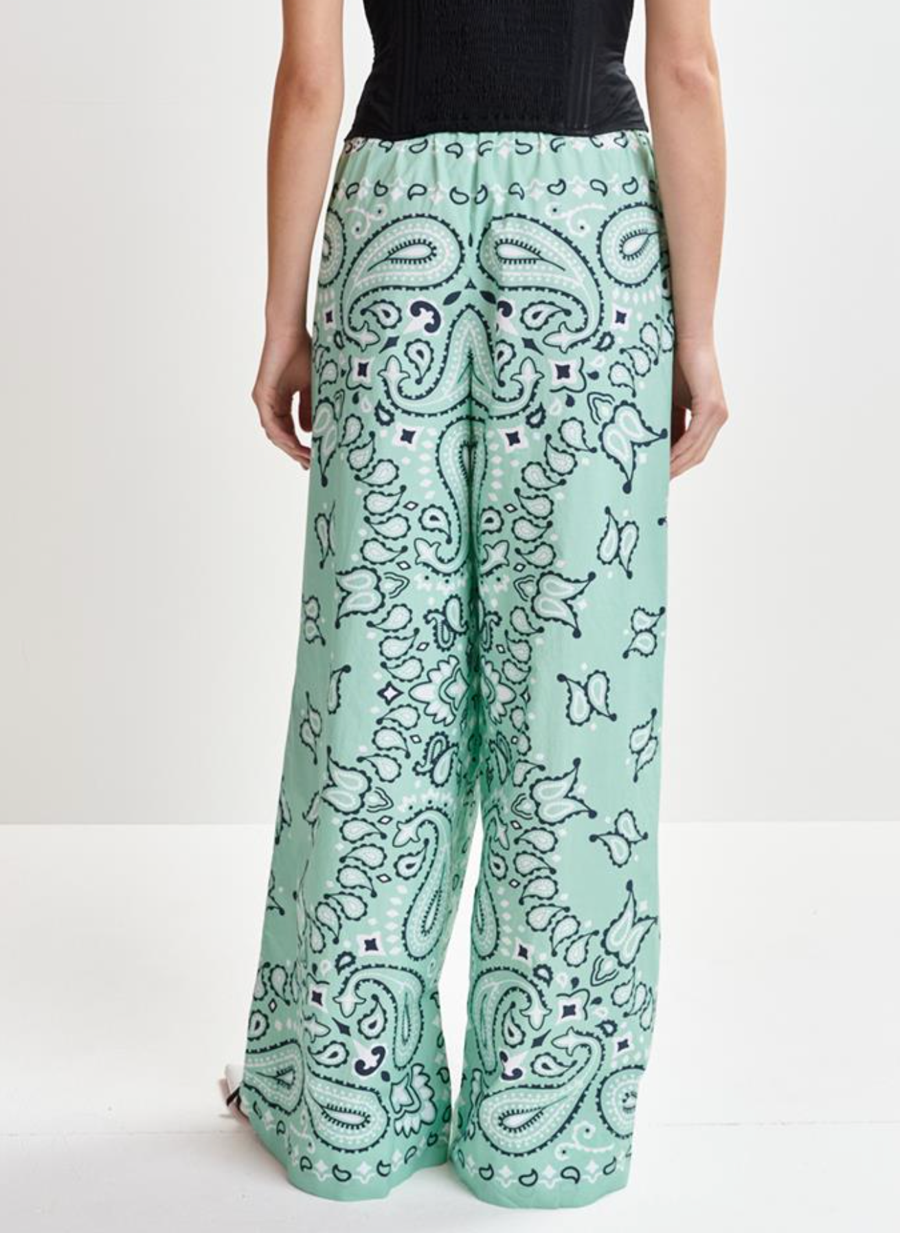 Baumwollhose mit weitem Bein und Bandana-Print in Türkis und Schwarz