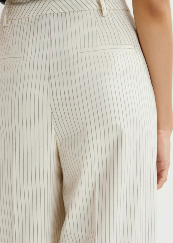 Cremefarbenes und schwarze Nadelstreifenhose mit konischem Bein