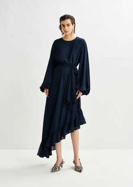 Asymmetrisches Maxikleid mit Rüschensaum und Schleifenband (Lavallieère) in Marineblau