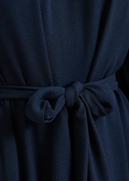 Asymmetrisches Maxikleid mit Rüschensaum und Schleifenband (Lavallieère) in Marineblau