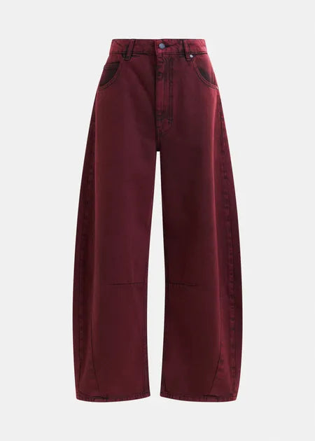 Burgunderrote, stark eingefärbte Barrel-Jeans aus Bio-Baumwolle