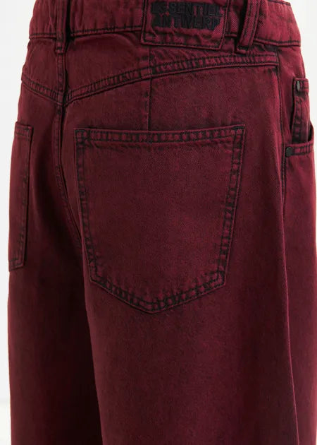 Burgunderrote, stark eingefärbte Barrel-Jeans aus Bio-Baumwolle