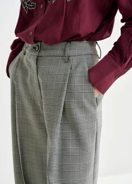 Grau-schwarz karierte Hosen mit weitem Bein