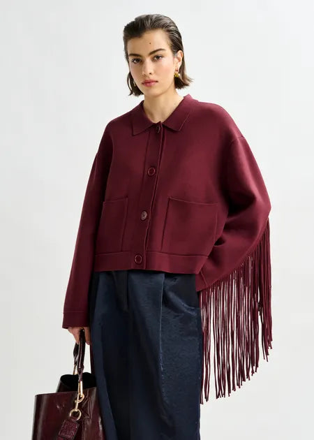 Burgunderrote, kurze Strickjacke mit Fransen