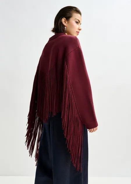 Burgunderrote, kurze Strickjacke mit Fransen