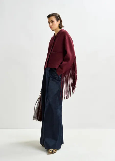 Burgunderrote, kurze Strickjacke mit Fransen