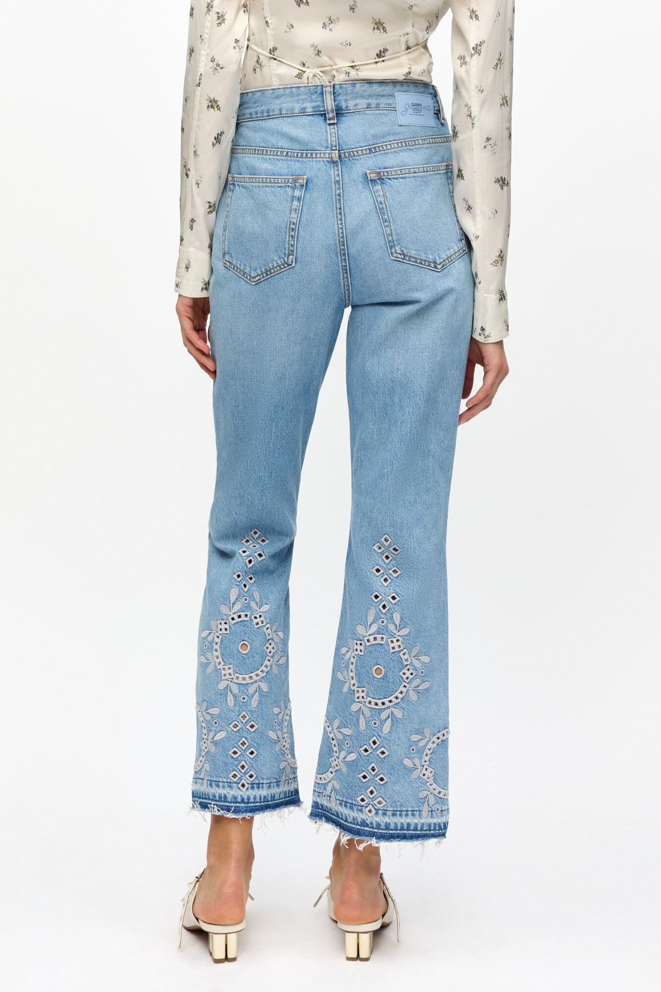 Jeans mit Lochstickerei