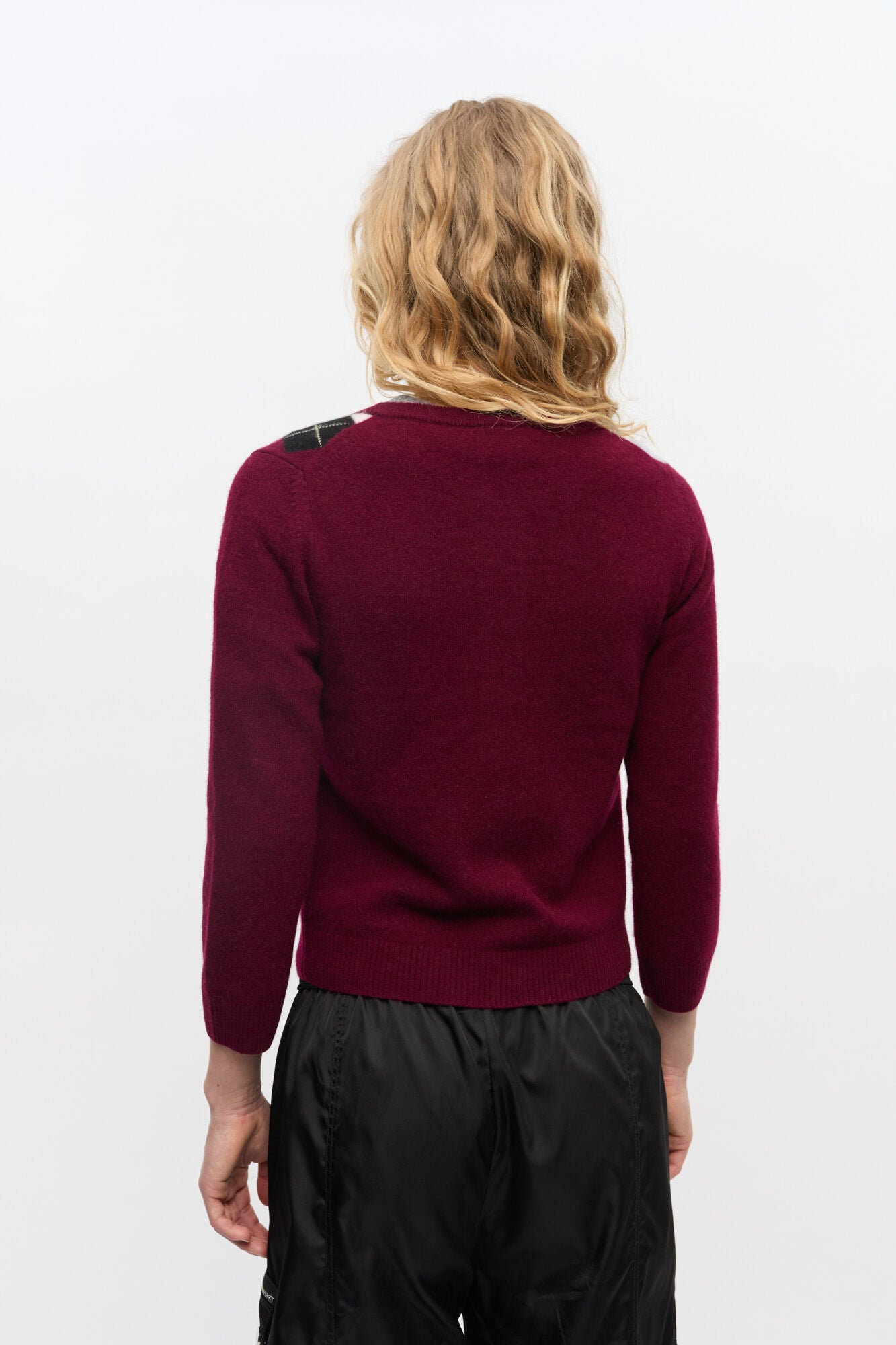 Burgunderrote Strickjacke mit Karomuster