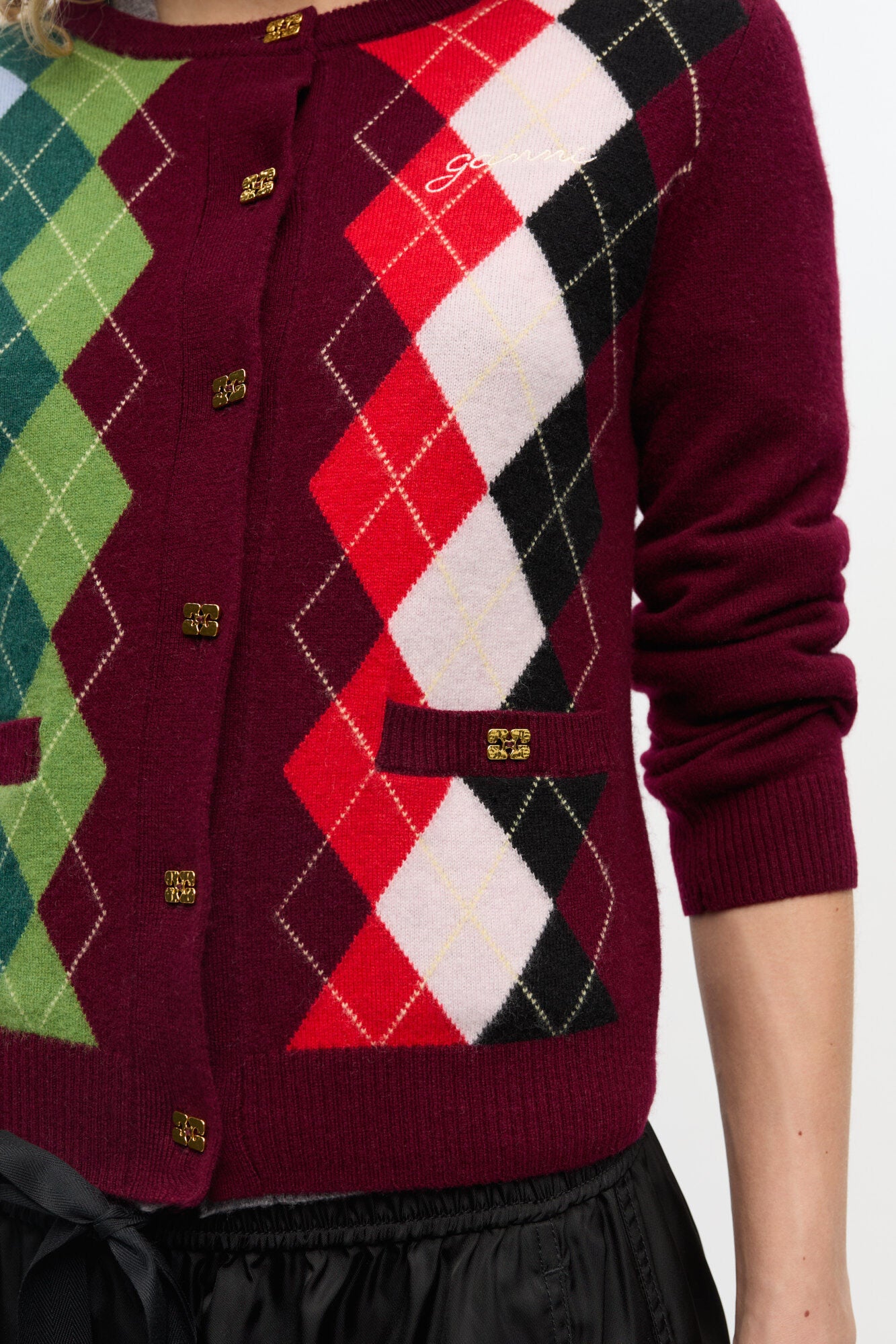 Burgunderrote Strickjacke mit Karomuster