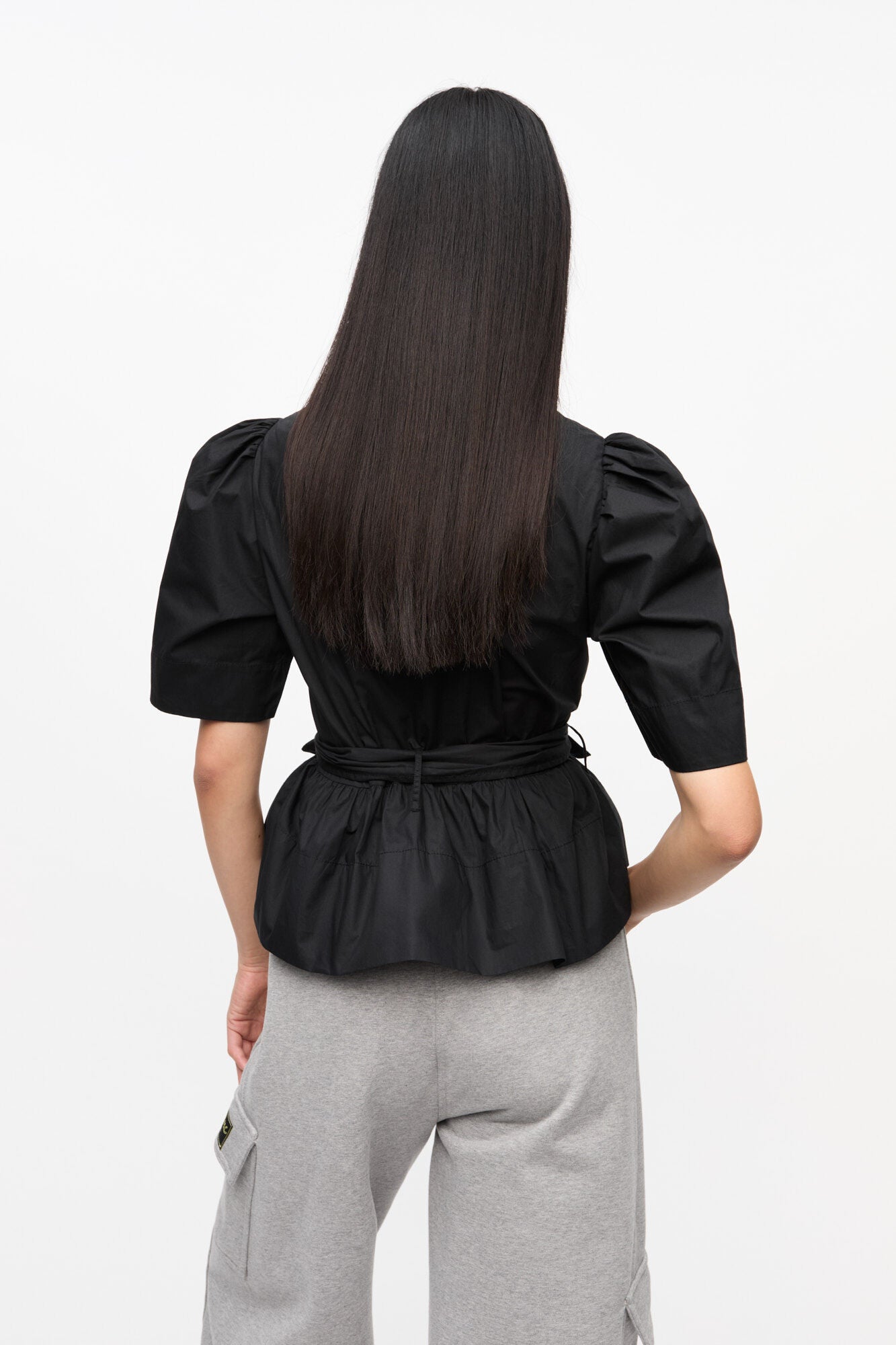 Schwarz gewaschene Bluse mit Bindebändern