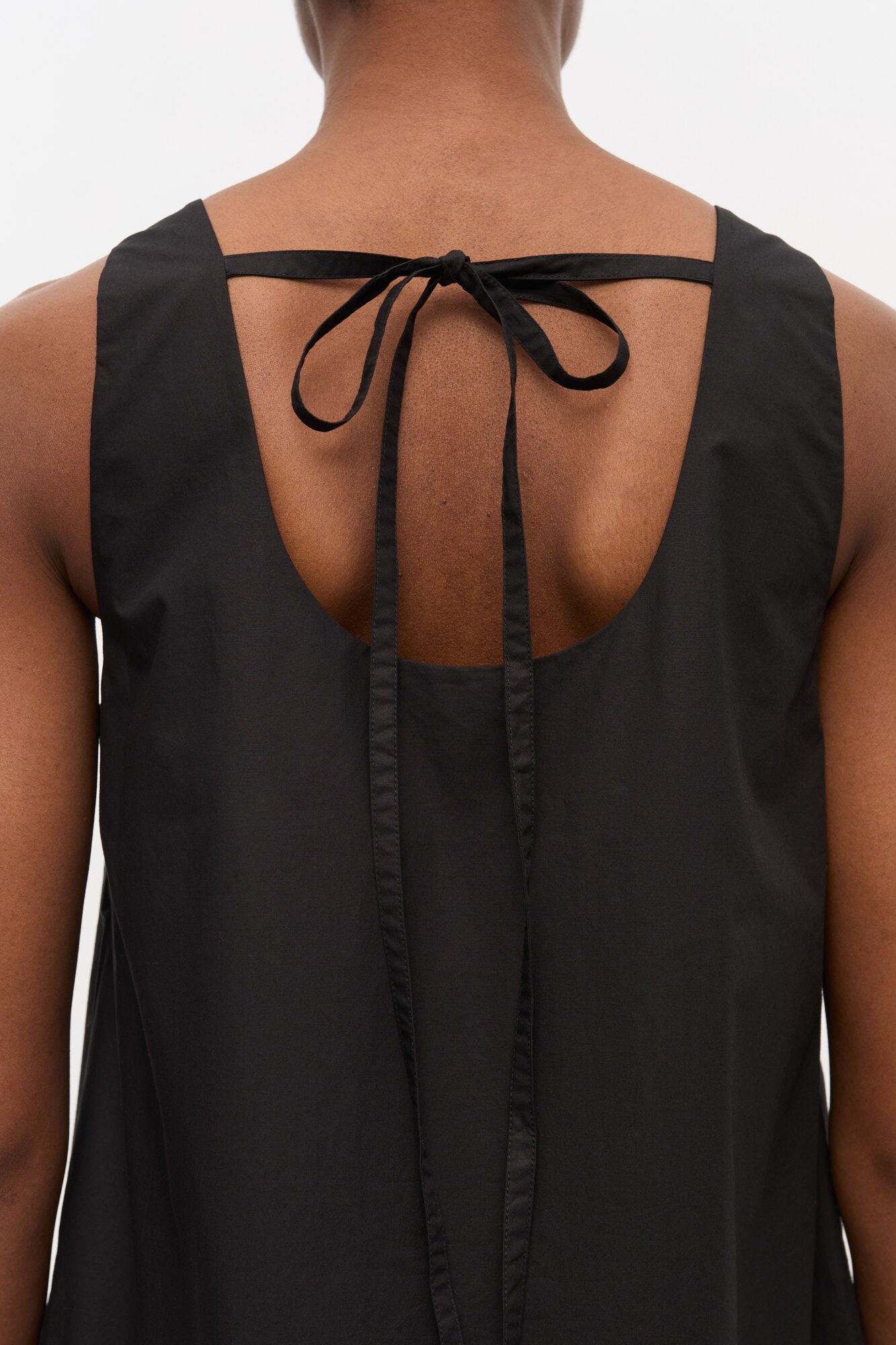 Schwarzes Minikleid aus Baumwollpopeline