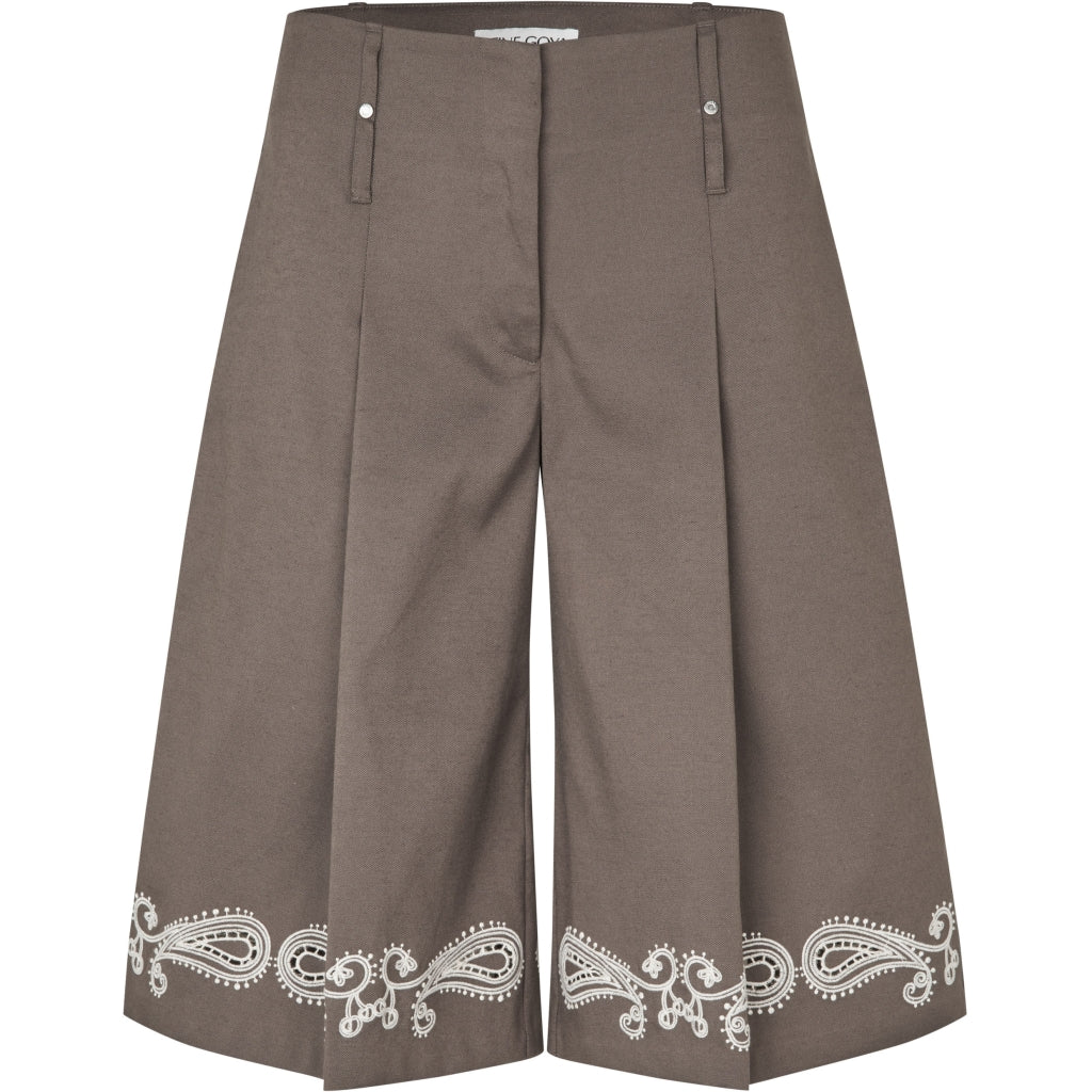 Bermuda Pleated Eyelet Cherrys On A Paisley
