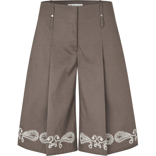 Bermuda Pleated Eyelet Cherrys On A Paisley