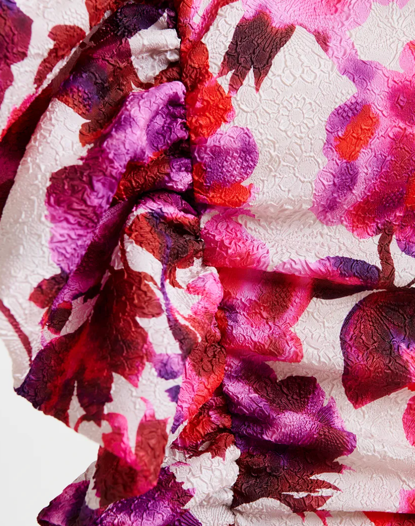 Asymmetrisches Midikleid in Creme, Rosa und Violett mit Blumenprint und Rüscheneinsatz