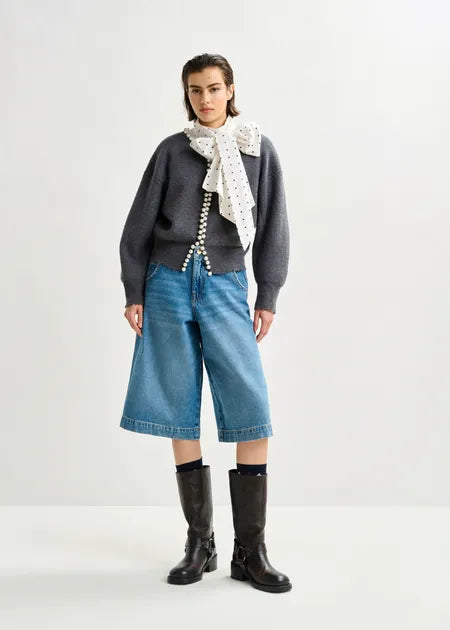 Grauer Cardigan mit Perlenverzierung
