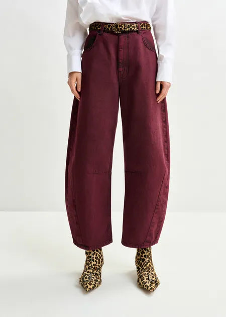 Burgunderrote, stark eingefärbte Barrel-Jeans aus Bio-Baumwolle