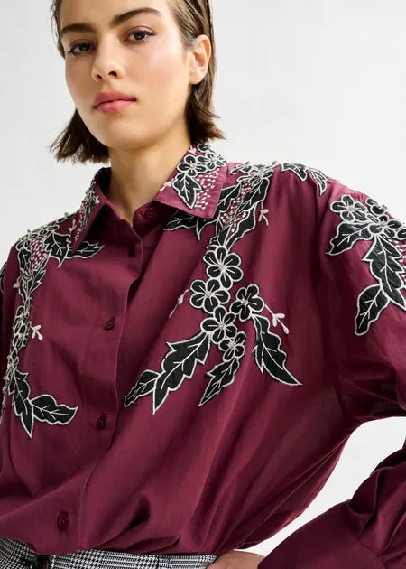 Besticktes Baumwollhemd in Burgunderrot, Weiß und Schwarz mit Strassverzierungen