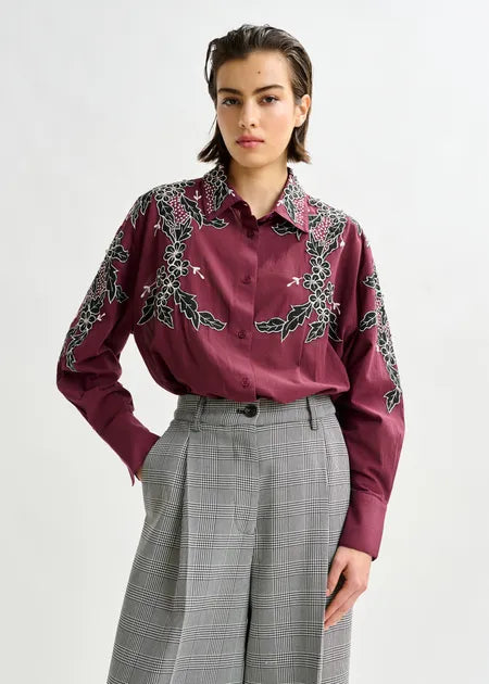 Besticktes Baumwollhemd in Burgunderrot, Weiß und Schwarz mit Strassverzierungen