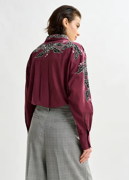 Besticktes Baumwollhemd in Burgunderrot, Weiß und Schwarz mit Strassverzierungen