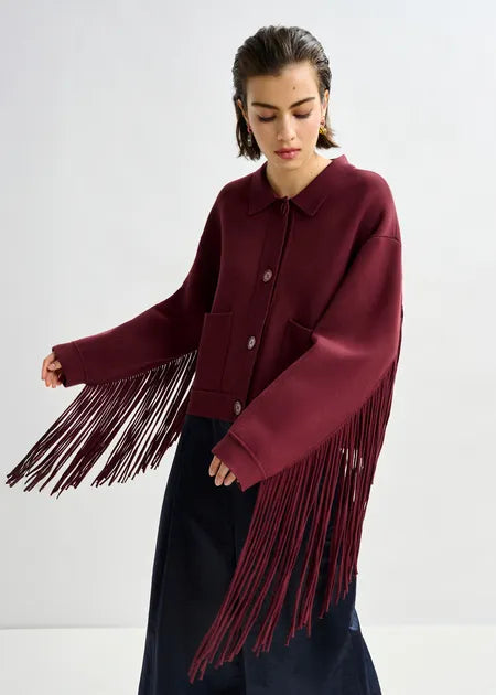 Burgunderrote, kurze Strickjacke mit Fransen
