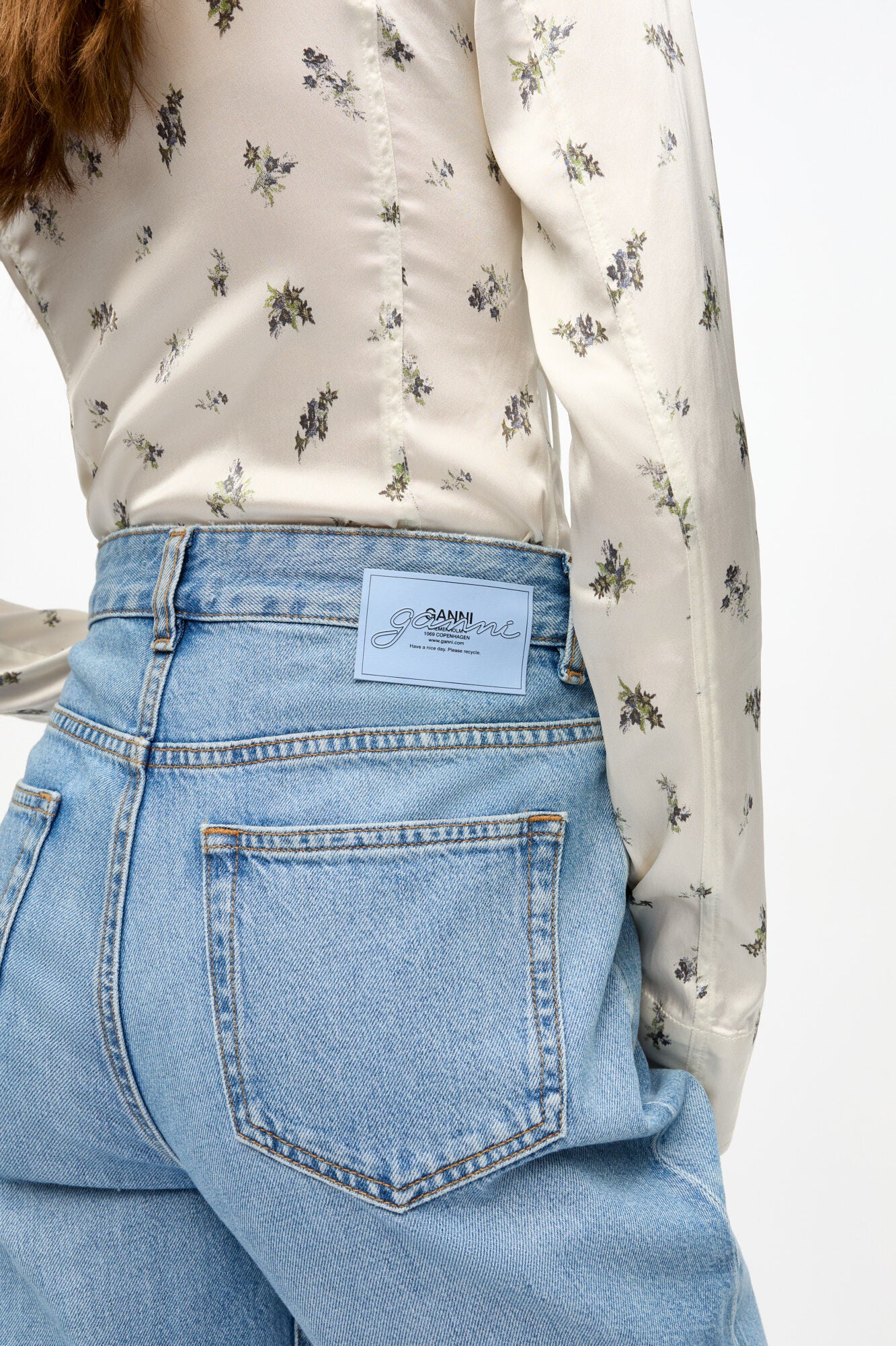 Jeans mit Lochstickerei