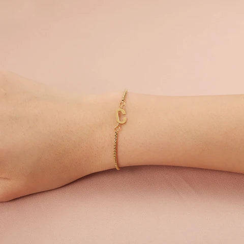 Armband mit Buchstabe