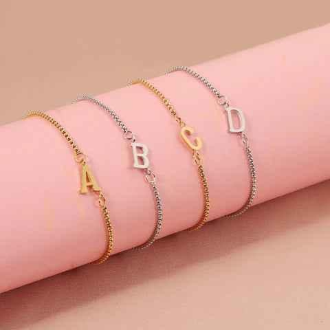 Armband mit Buchstabe