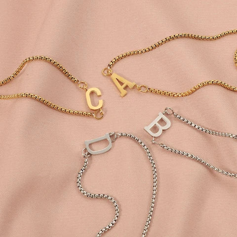 Armband mit Buchstabe