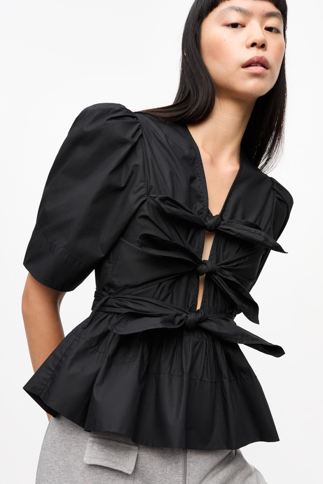 Schwarz gewaschene Bluse mit Bindebändern