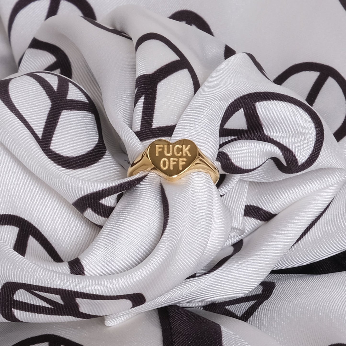 Goldener Ring "F*** off" in Herzform